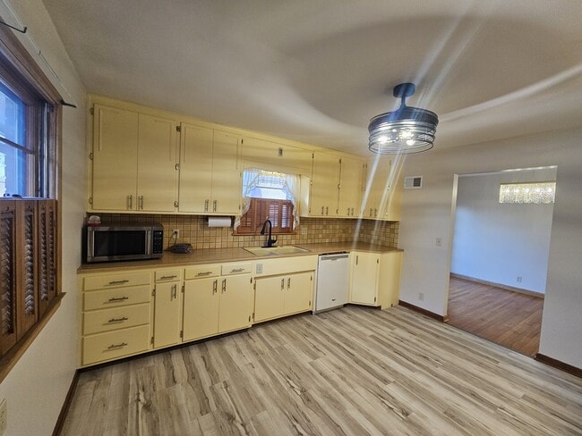 Building Photo - 2232 S 34th St