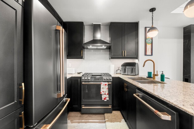 Photo du bâtiment - 100 Long Branch Ave