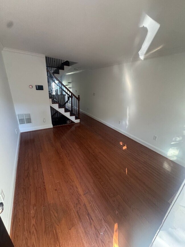 Building Photo - Spacious 4 Bed / 3 Bath Townhome in the He...