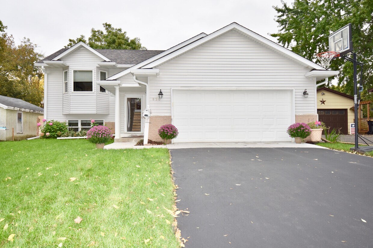 Foto principal - 830 4th Ave E