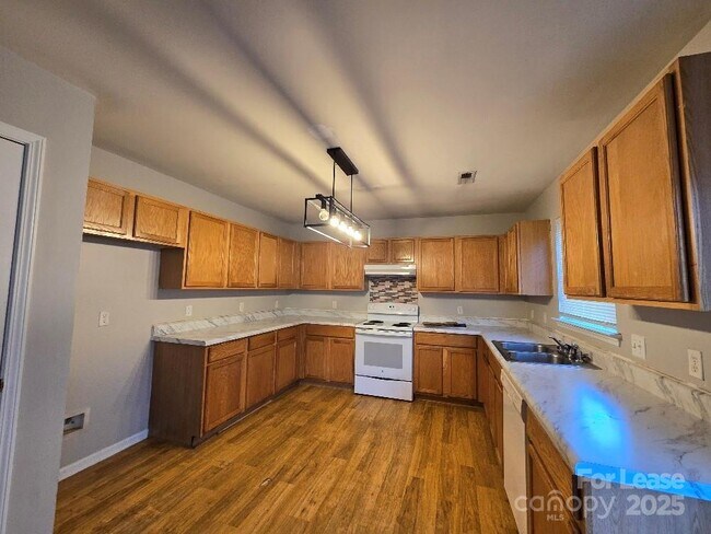 Foto del edificio - 5320 Peach Pl Ln