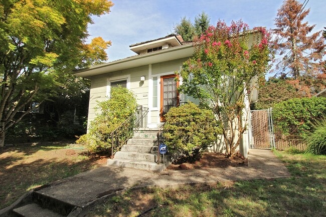 Building Photo - Fantastic Inner-East Portland 2+ Bedroom B...