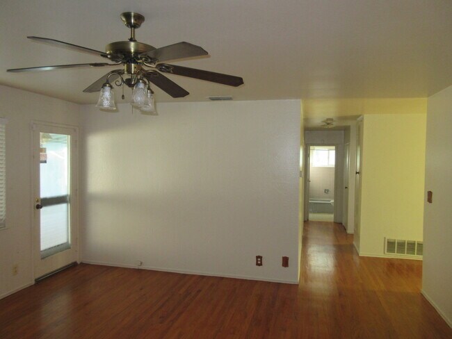 Foto del edificio - Comfortable Foothill Farms Home near schools, parks, theater and Hwy 80.