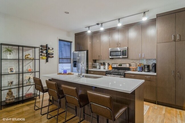 Foto del edificio - 2233 W Medill Ave