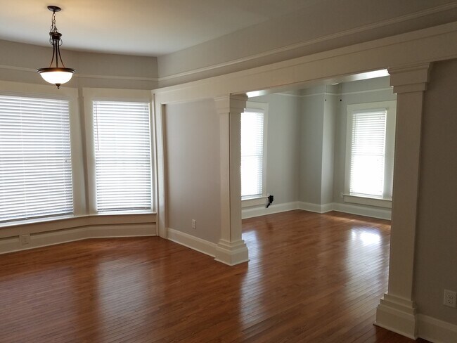 Building Photo - 4BR 2 BA Bungalow