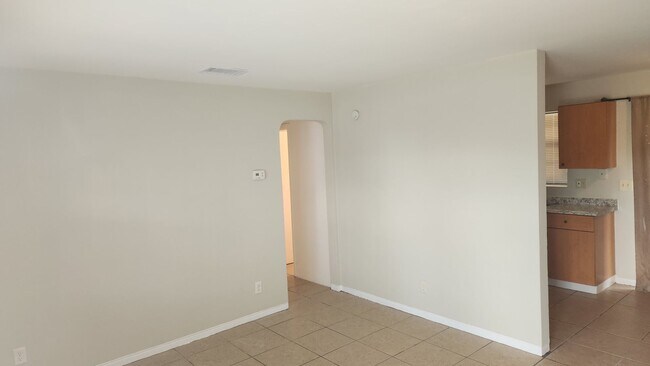 Foto del edificio - 3 bedroom one bath