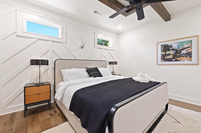 Building Photo - 112 NW Oz Vlg Dr