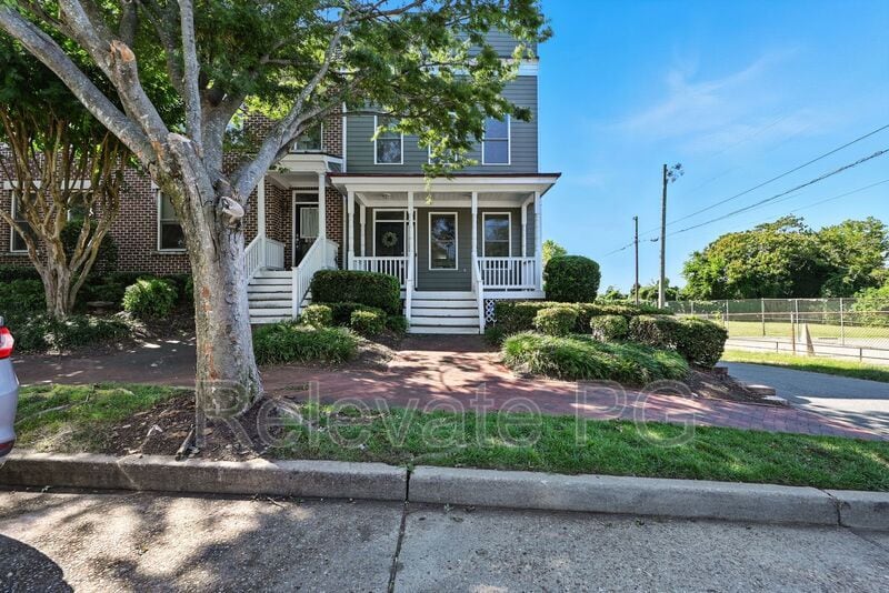 Primary Photo - 811 Holly St