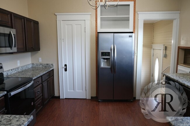 Building Photo - Gorgeous 4bd 1.5bt Home Next to YVC!