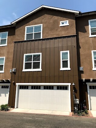 Two car garage - 326 Creekview Way