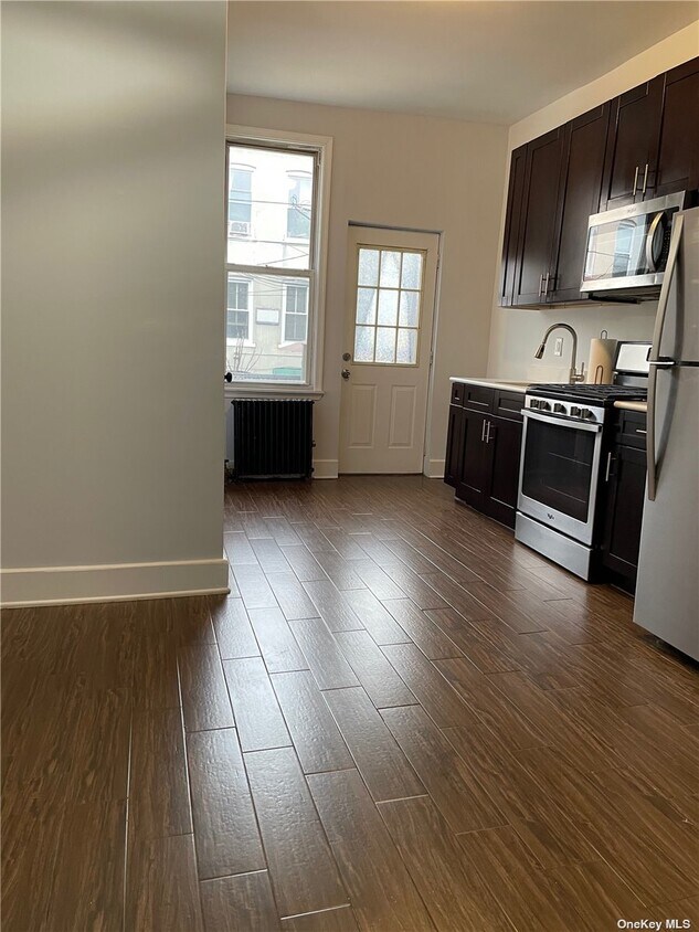Foto principal - 71-30 68th Pl
