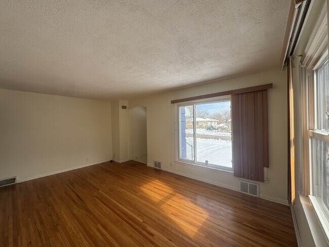 Foto del edificio - "Charming 3-Bed Haven with Hardwood Floors & Cozy Fireplace in St. Louis Park!"
