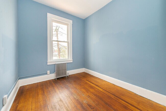 Building Photo - 121 Custer Ave