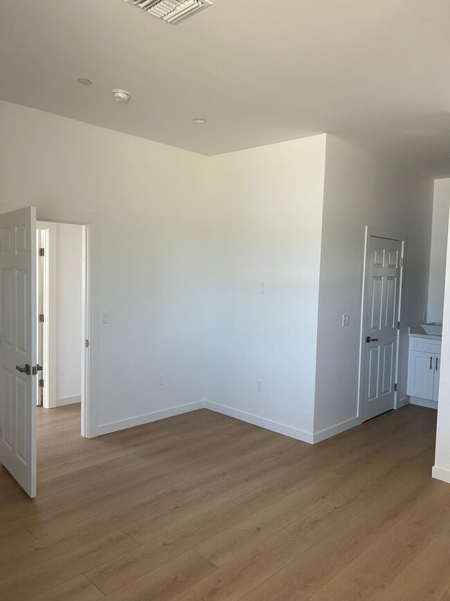Foto del edificio - 9308 E Ave T 6