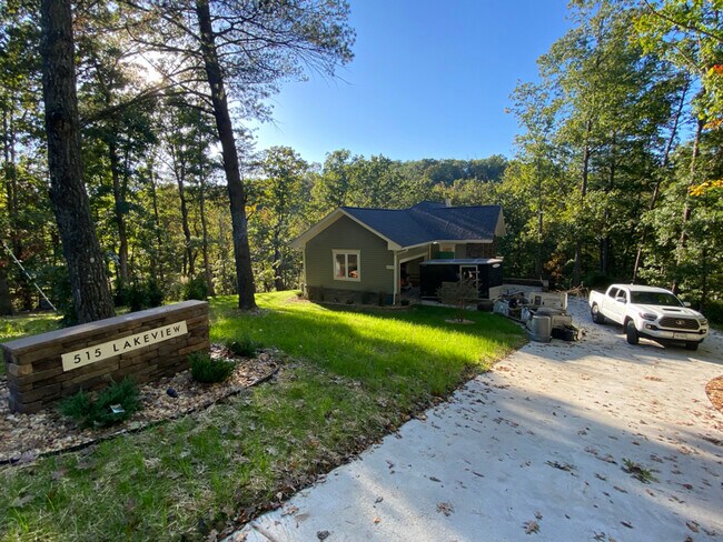Building Photo - 515 Lakeview Dr