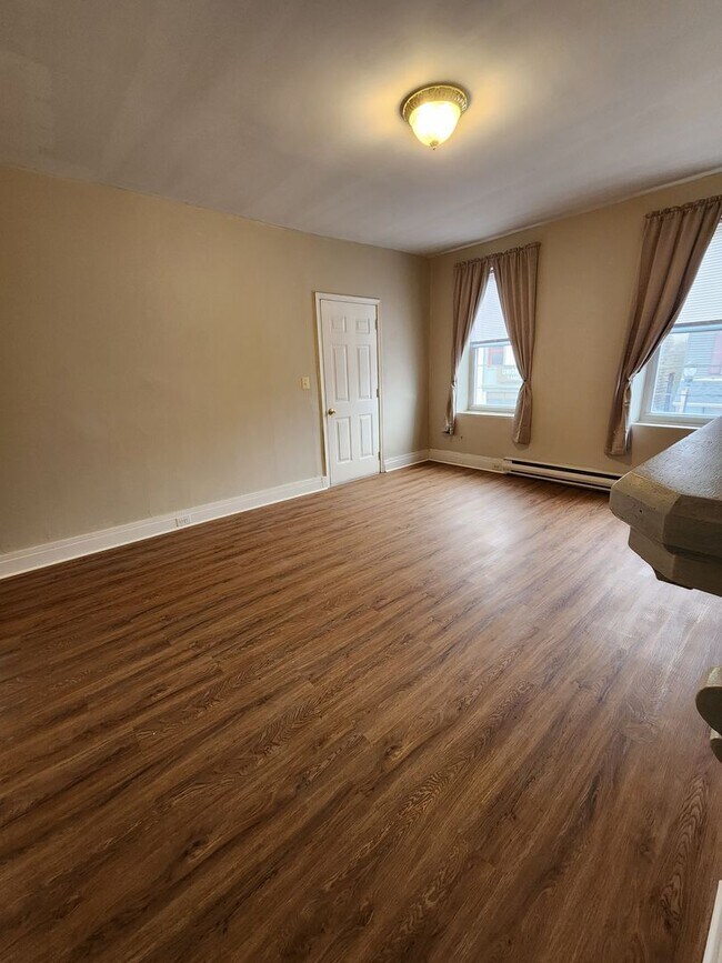 Foto del edificio - 10 N Main St