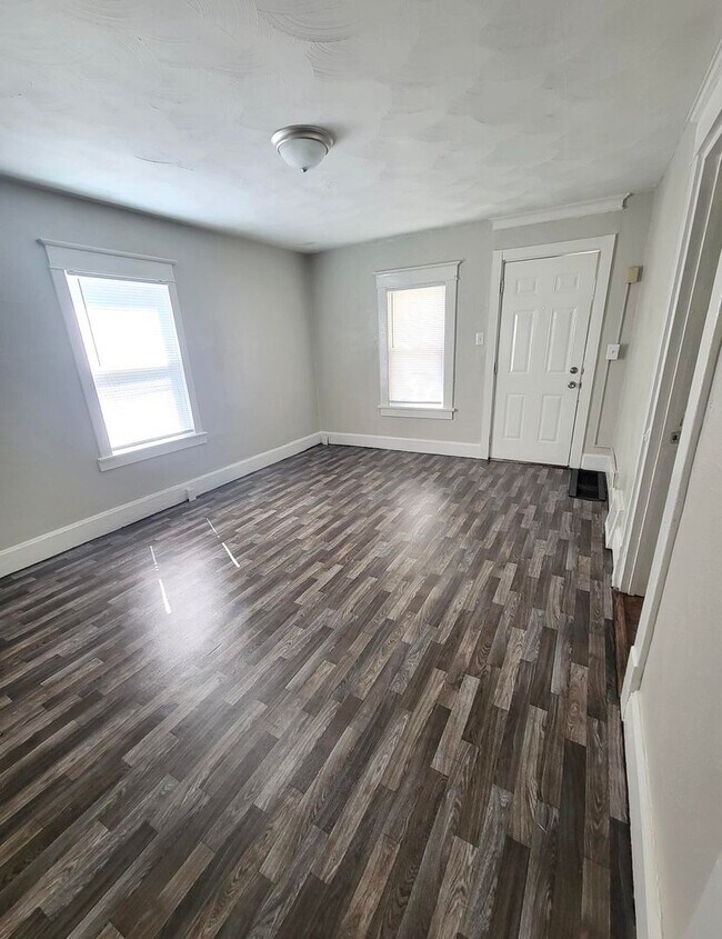 Building Photo - 2 Bedroom, 1 Bath, Newly Remodeled Home!
