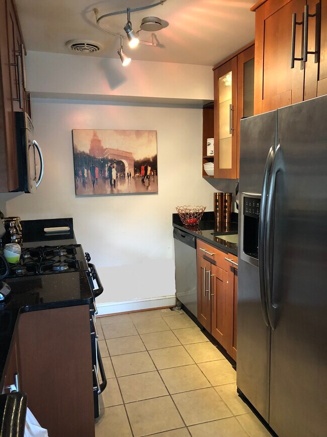 Kitchen with upgraded appliances - 1501 South George Mason Drive
