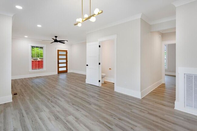 Foto del edificio - Fully Renovated 3 Bedroom Home With BACKYA...