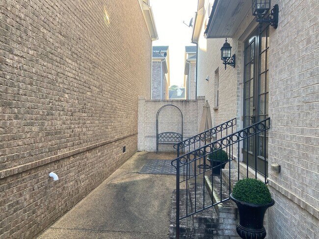 Building Photo - 4BR/4.5BA Furnished Townhome For Rent