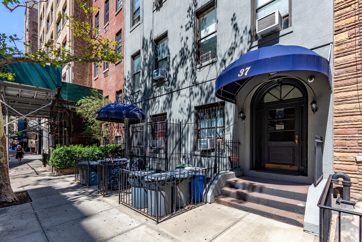 Entrance - 37-39 W 16th St