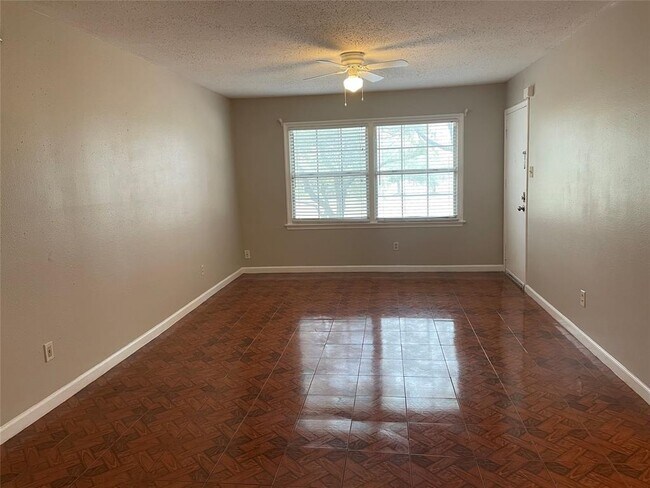 Foto del edificio - 11605 Chimney Rock Rd
