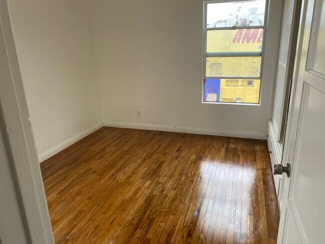 Building Photo - 7215 S Van Ness Ave