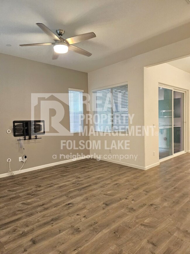 Building Photo - Spacious 3 bedroom 2.5 bath in the Westshore Lake Neighborhood