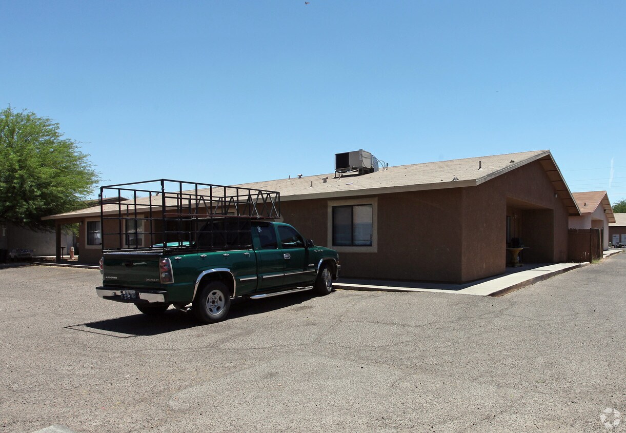 Primary Photo - 228 W Roger Rd