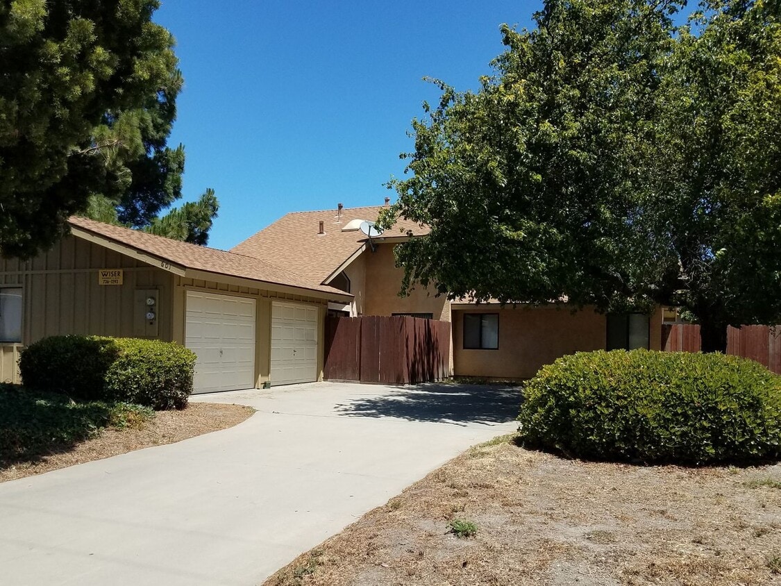 Building Photo - 601 E Pine Ave