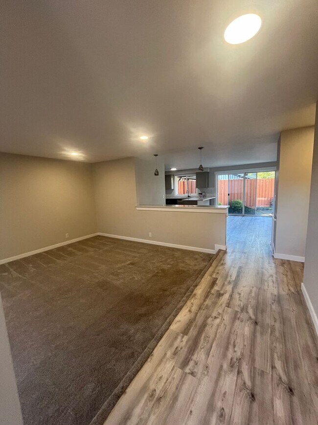 Building Photo - 2-bedroom 2-bathroom duplex