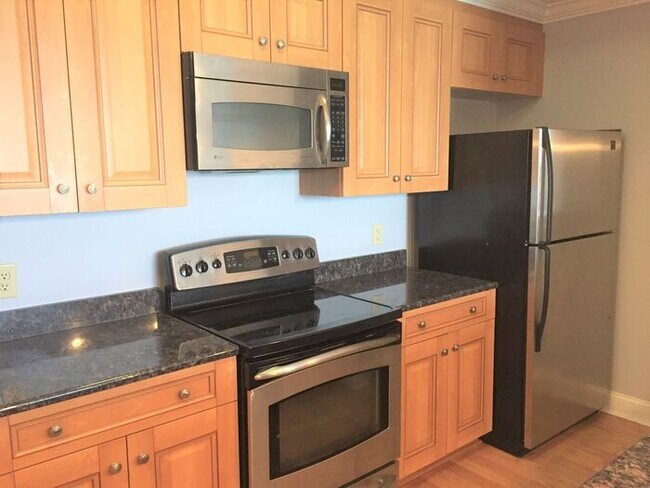 Building Photo - Upscale Living in Center City!