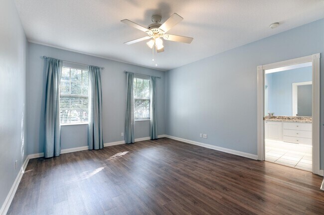 Foto del edificio - 340 Jacaranda Dr