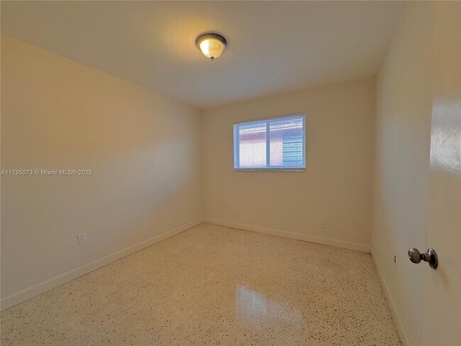 Foto del edificio - 628 W 17th St