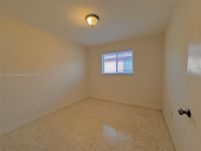Foto del edificio - 628 W 17th St