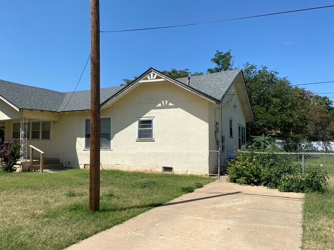 Building Photo - 400 W Garza St