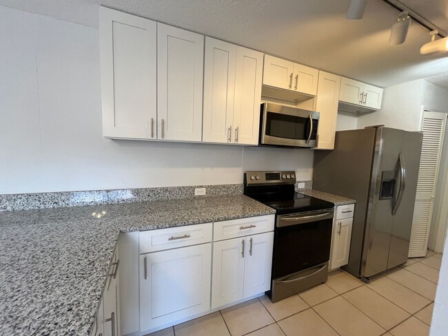 Building Photo - OVERSIZED 2 bedroom 2.5 bath townhouse in ...