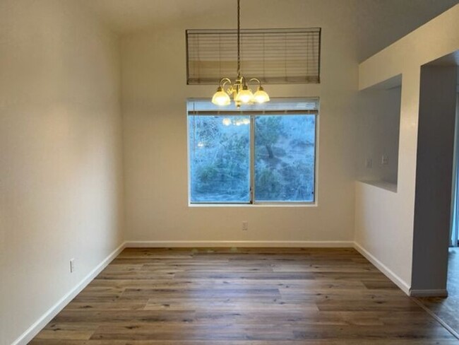 Building Photo - 4BD/3BTH SINGLE FAMILY HOME EAST PALMDALE
