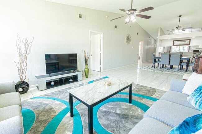 Building Photo - Fully Furnished Naples Condo Annual Rental - AVAIL NOW