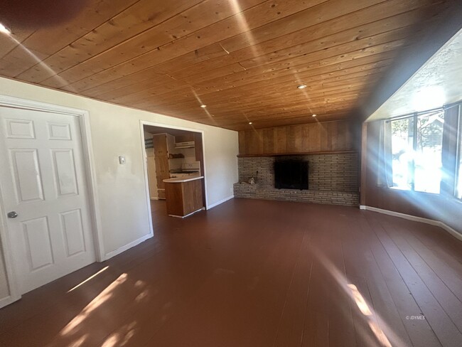 Building Photo - 2bd/ 1 Ba Single-Level Cabin