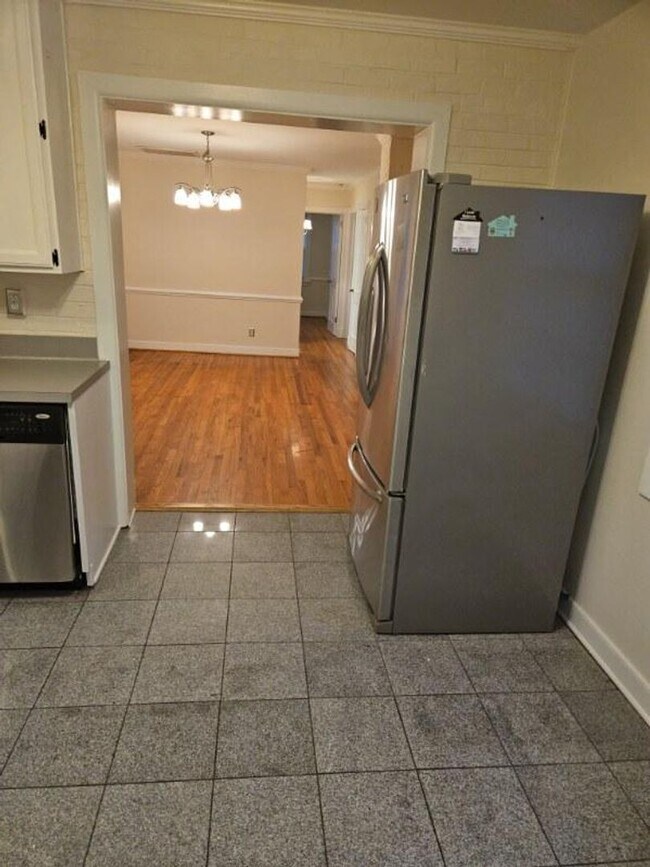 Foto del edificio - 4 Bedroom Cape with Fenced Back Yard!