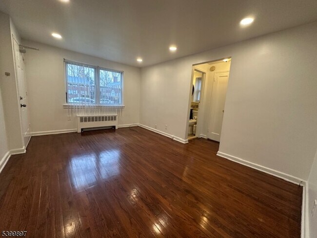 Foto del edificio - 17 Carolyn Terrace