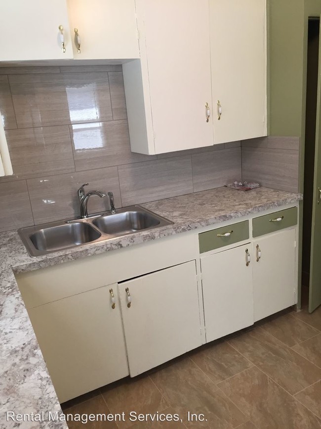 Building Photo - 2 br, 1 bath Apartment - 3901 SE 49th Avenue