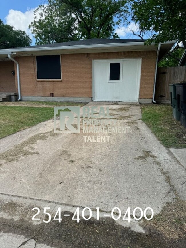 Building Photo - DEAL ALERT! Charming Vintage 3-bedroom, 1-...