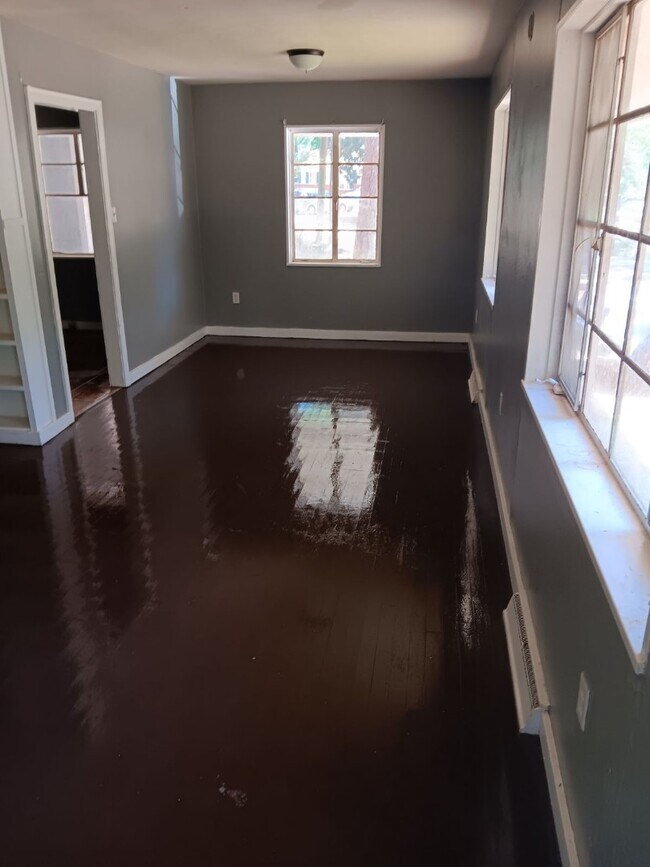 Building Photo - 1234 Glen Erin St