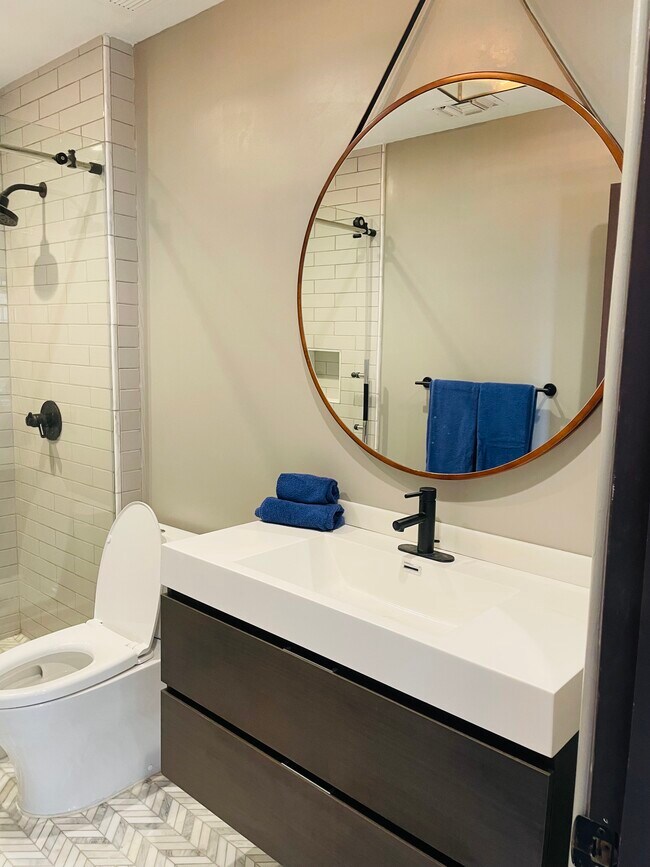 Baño tipo estudio - 1931 Nelson Ave