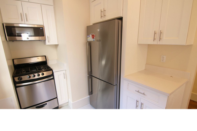 Building Photo - 106 W 69th St
