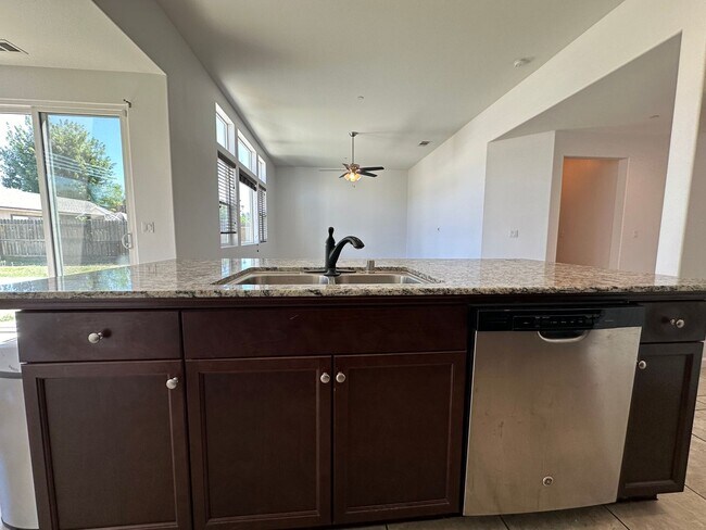 Foto del edificio - NW Visalia home located in the Di Mello To...
