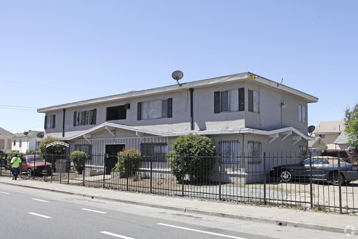 Primary Photo - 8451 Bancroft Ave