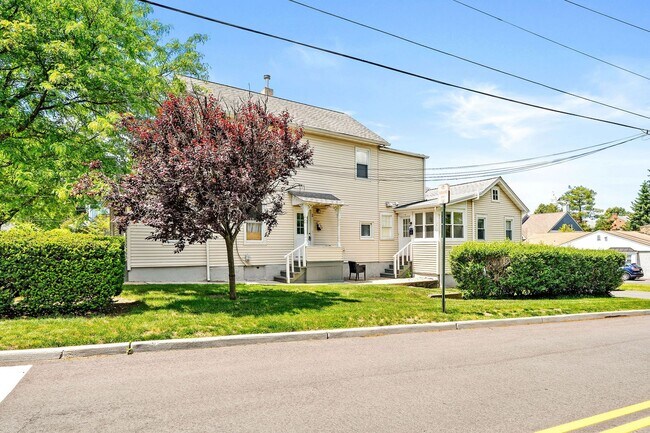 Building Photo - 106 Spruce St